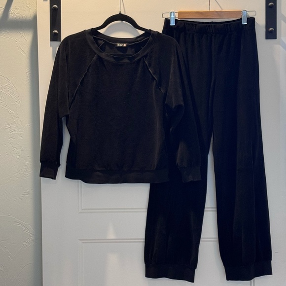 Suzie Kondi Velour Harem Pant and Raglan Top - Picture 2 of 2